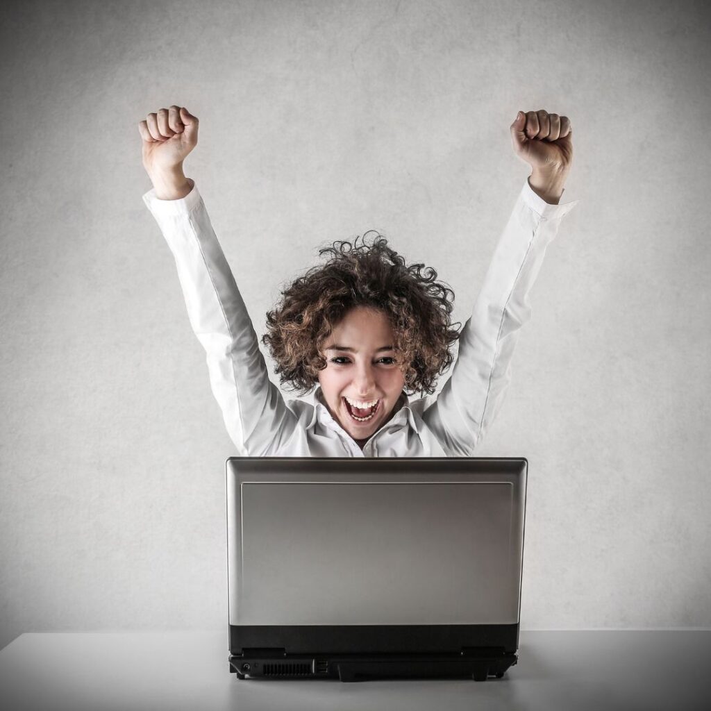 ragazza al computer felice che ha trovato lavoro