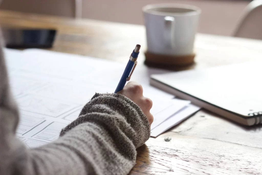Ragazza che scrive sul diario