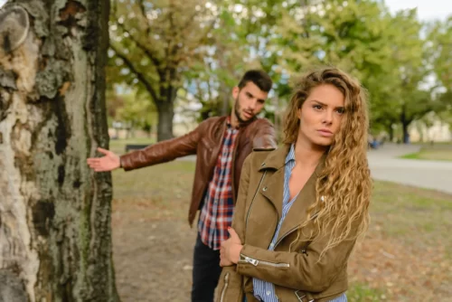 ragazza che lascia il suo amore non corrisposto 