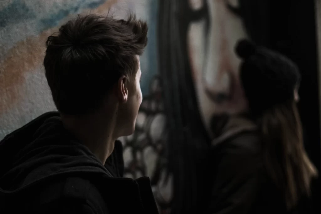 ragazzo che guarda il suo amore non corrisposto