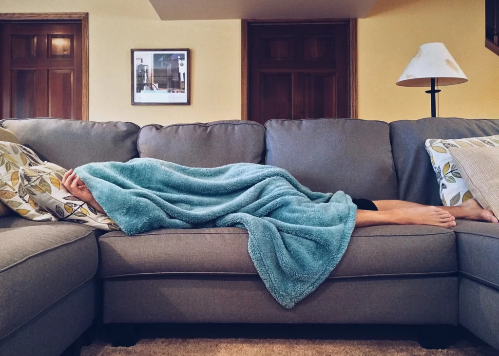 Persona che dorme male sul divano