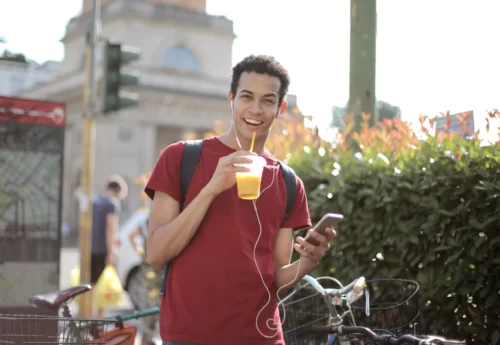 Ragazzo sorridente che ha superato il suo amore non corrisposto